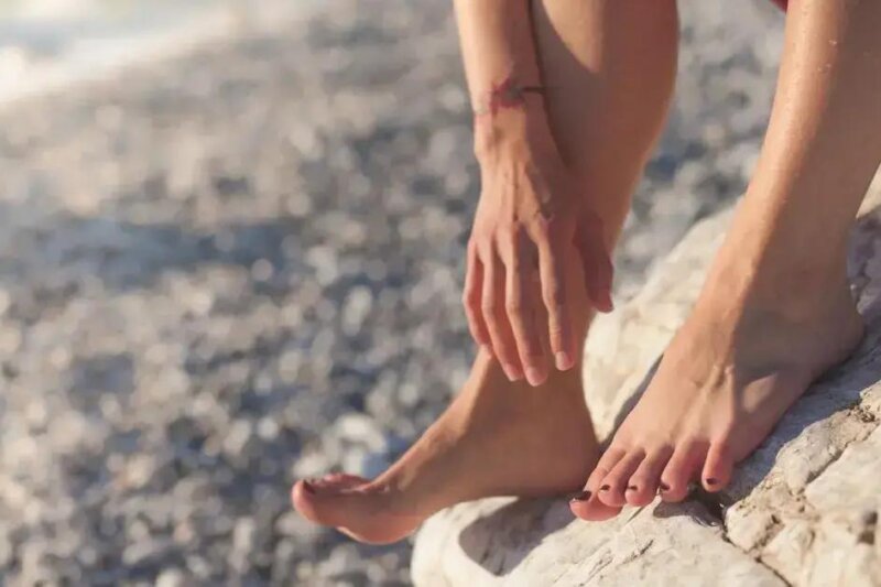 Como fazer spa dos pés para tratar rachaduras
