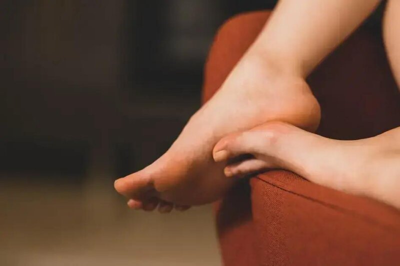 Prevenção de rachaduras com meias hidratantes