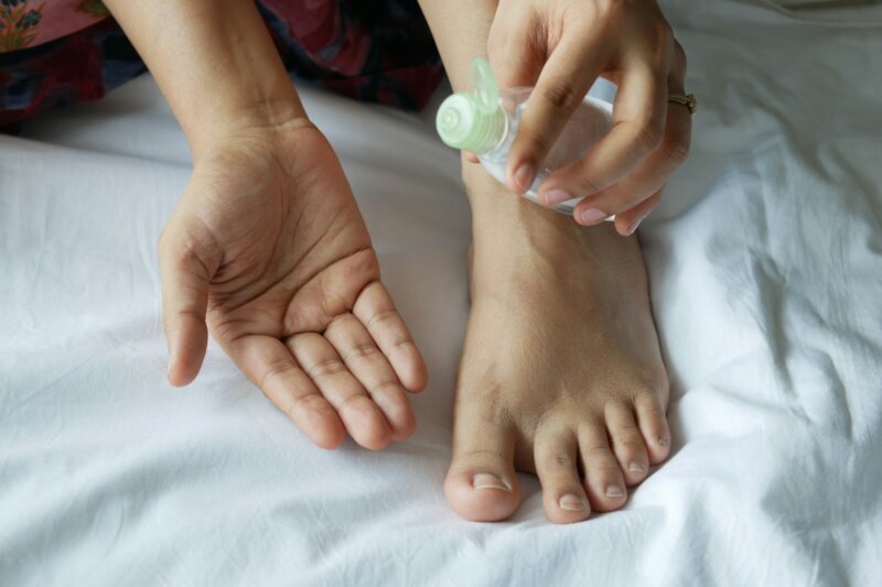 Como prevenir rachaduras nos pés durante o inverno