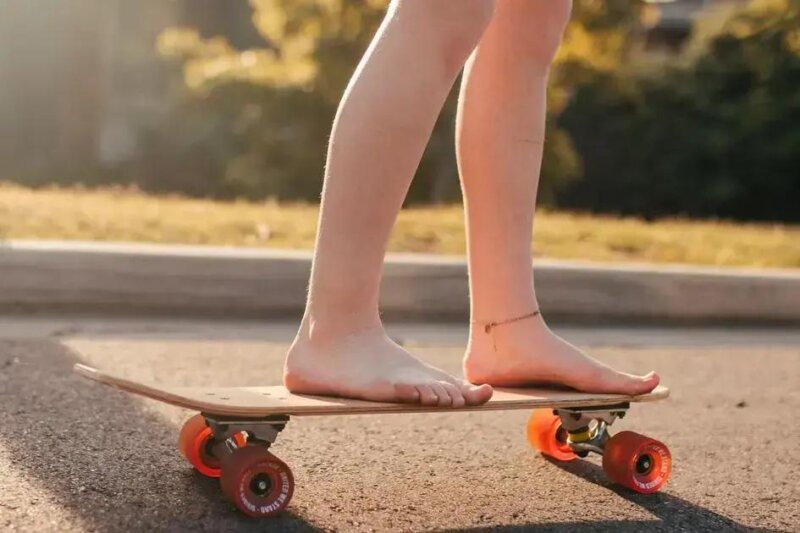 Diferença entre pés secos e pés rachados: como cuidar