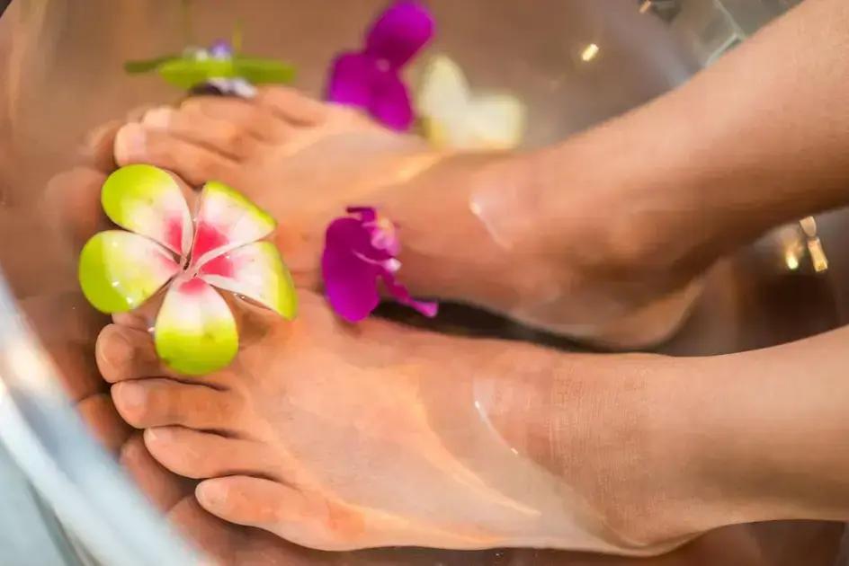 Pés rachados e inchados: como tratar com segurança